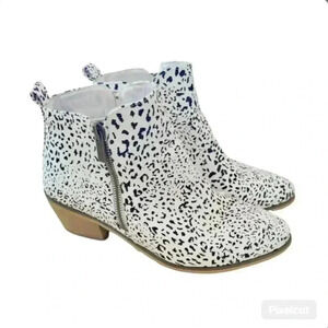 Journee Collection Faux leather spotted ankle boots Women's 7.5